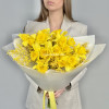 Букет с нарциссами и мимозой